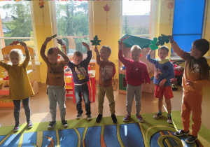 Dzieci tańczą taniec wirujących listków