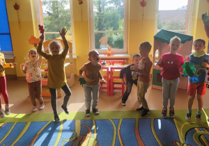 Dzieci tańczą taniec wirujących listków