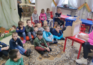 Dzieci oglądaja teatrzyk kamishibai