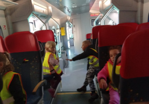 Dzieci w pociągu miło spędzają czas