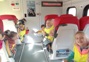Dzieci w czasie podróży pociągiem