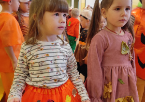 Dziewczynki podczas balu w jesiennych strojach