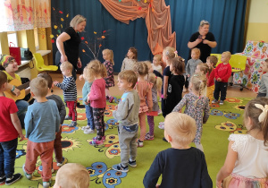 Dzieci podczas zabawy muzyczno-ruchowej