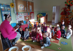 Dzieci zasłuchane podczas czytania bajki