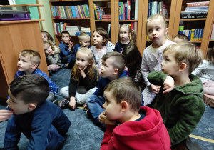 Dzieci podczas słuchania opowieści o Bajkołapku