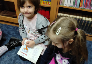 Dziewczynki oglądają książeczki