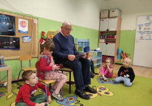 Dzieci słuchają czytanej opowieści