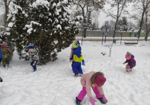 Dzieci podczas zabaw na śniegu