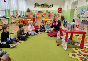 Dzieci podczas lekcji bibliotecznej