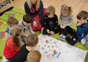 Dzieci podczas zabawy matematycznej "Worek Mikołaja"