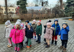 Dzieci stoją na chodniku