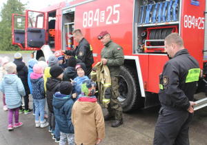 Dzieci przymierzają strój strażacki