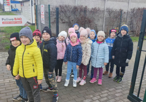 Dzieci czekają przed przedszkolem na busa