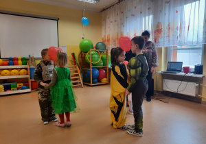 Dzieci podczas konkursu z balonami