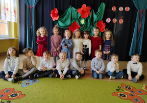 Dzieci z grupy "Jagódki" na tle dekoracji