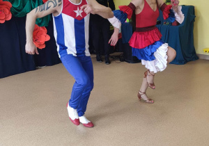 Tancerze tańczący do kubańskiej muzyki