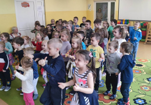 Dzieci uczące się kroków tanecznych