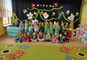Dzieci z grupy Jagódki na tle dekoracji pozują do zdjęcia