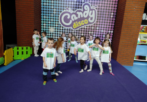 Dzieci tańczą na scenie Candy Disco