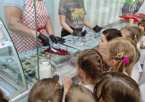 Dzieci podczas warsztatów cukierniczych