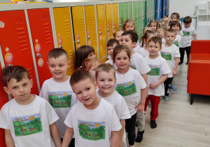 Dzieci przebrane w koszulki z logo naszego przedszkola czekają na wejście do sali zabaw