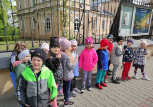 Dzieci przed wejściem do muzeum