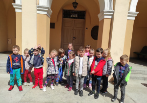 Dzieci przed muzeum pozują do zdjęcia