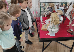 Dzieci podczas oglądania wystawy czasowej: Zaczarowany świat lalek
