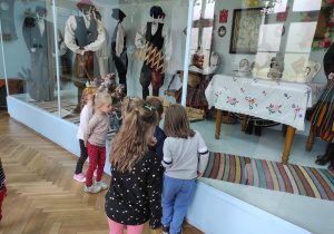 Dzieci podczas zwiedzania muzeum