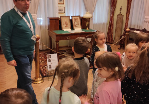Dzieci z przewodnikiem podczas zwiedzania muzeum