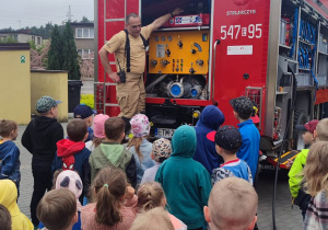 Dzieci oglądające wyposażenie wozu strażackiego