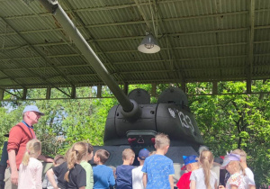 Dzieci podziwiające czołg z II wojny światowej