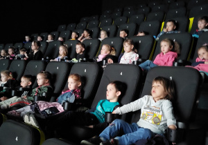 Dzieci w kinie podczas oglądania bajki
