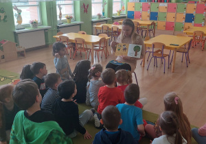 Dzieci na dywanie słuchają opowieści