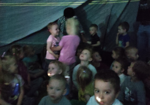 Dzieci w kopule oczekują na film