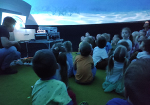 Dzieci w kopule oglądają film
