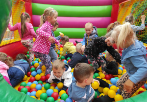 Dzieci podczas zabaw na "dmuchańcach"