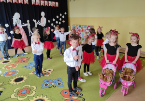 Dzieci podczas występów z okazji Dnia Rodziny