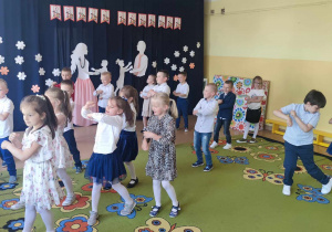 Dzieci podczas tańca
