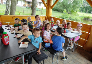 Dzieci podczas jedzenia kiełbasek