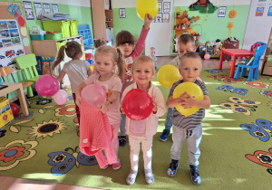 Dzieci z grupy Jagódki podczas zabaw z balonami