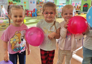 Dzieci z grupy Jagódki z balonami