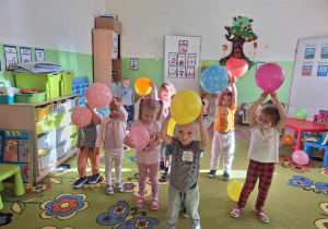 Dzieci z grupy Jagódki podczas zabaw w sali