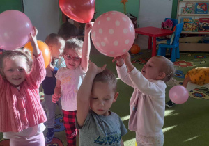 Dzieci z grupy Jagódki podczas zabaw w sali