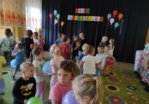Dzieci podczas tańca z balonami