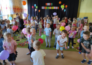 Dzieci podczas zabaw z balonami