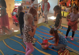 Dzieci podczas zabawy na dywanie