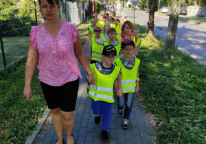 Dzieci podczas wyjścia z przedszkola