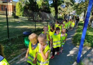 Dzieci podczas wyjścia z przedszkola