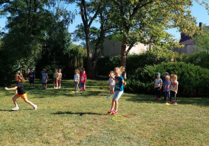 Dzieci podczas rozgrywek sportowych w ogrodzie przedszkolnym